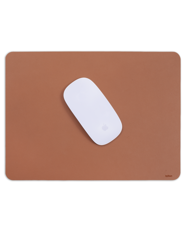 DOS mouse pad from byRavn in cognac leather with a white computer mouse