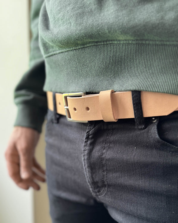 EDGE belt in natural leather worn with dark jeans and a green sweatshirt