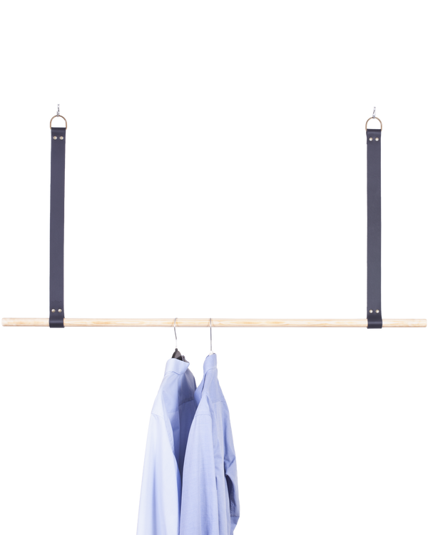 HOLD 30 leather hanging straps from byRavn in black with D-ring, wooden clothes rail and light blue shirts