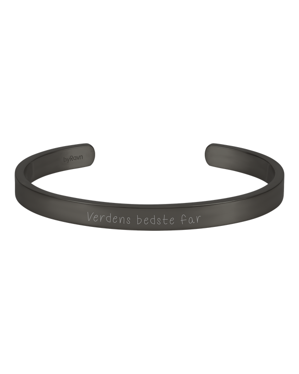 MARS SCRIPT bracelet from byRavn in black stainless steel, open bangle with "Verdens bedste far" engraved in handwriting