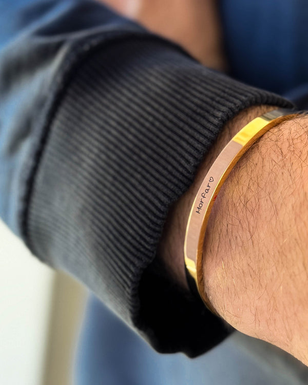 MARS SCRIPT bracelet in gold-plated stainless steel with "Morfar" ♡ engraved in handwriting, on the wrist, black sweatshirt