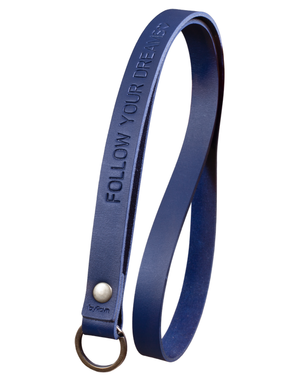 MAX leather keyring from byRavn in navy blue, long strap with steel key ring and the engraving "Follow your dreams" ♡
