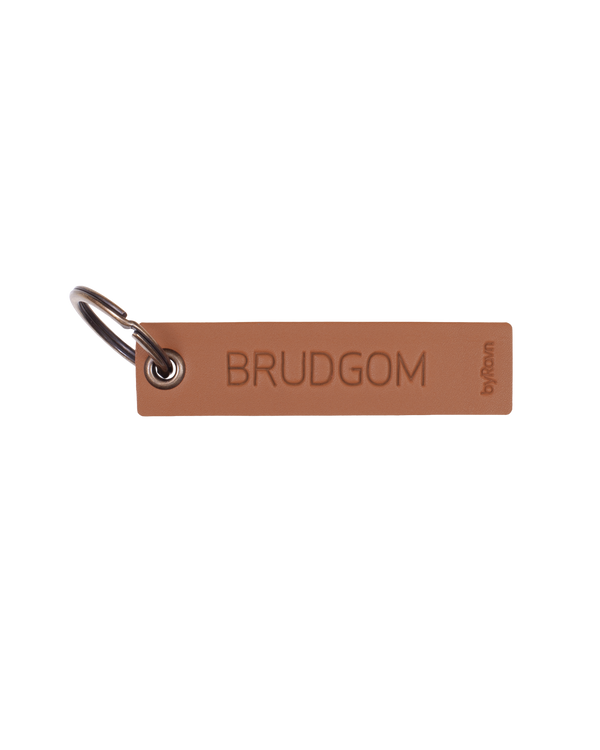 MERRY leather place card from byRavn in cognac with the engraving "Brudgom" and metal key ring