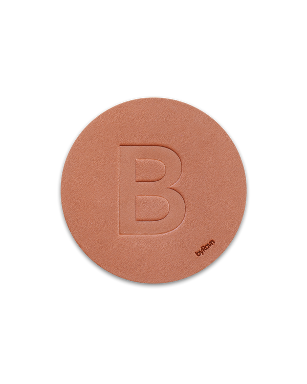 MOKKA leather coaster from byRavn in cognac embossed with the capital letter "B"