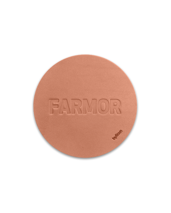 MOKKA leather coaster from byRavn in cognac embossed with "Farmor" in capital letters