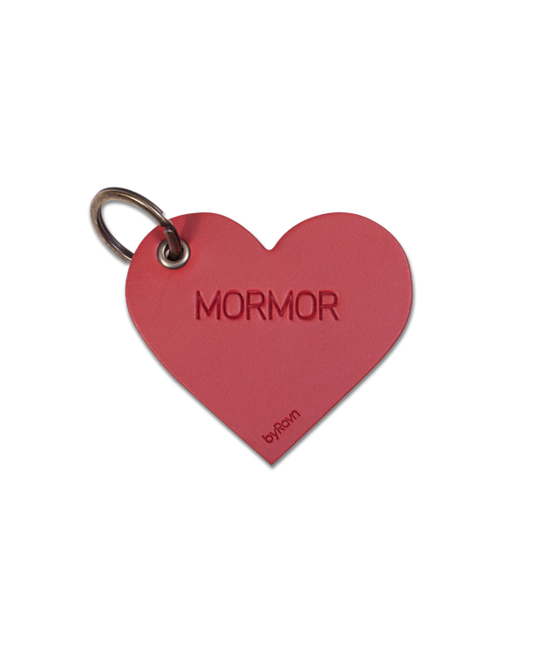ROSE heart-shaped keyring from byRavn in red leather with the engraving "Mormor" and antique brass key ring