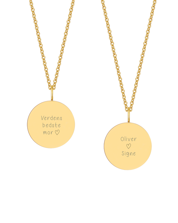 SIA QUOTE SCRIPT necklace from byRavn in gold-plated steel, two pendants with handwritten "Verdens bedste mor" ♡ and "Oliver ♡ Signe"