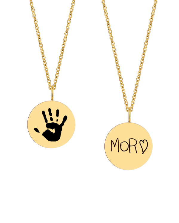 SIA MOTIF necklace from byRavn in gold-plated stainless steel, two round pendants engraved with a child's handprint and handwritten "Mor" ♡