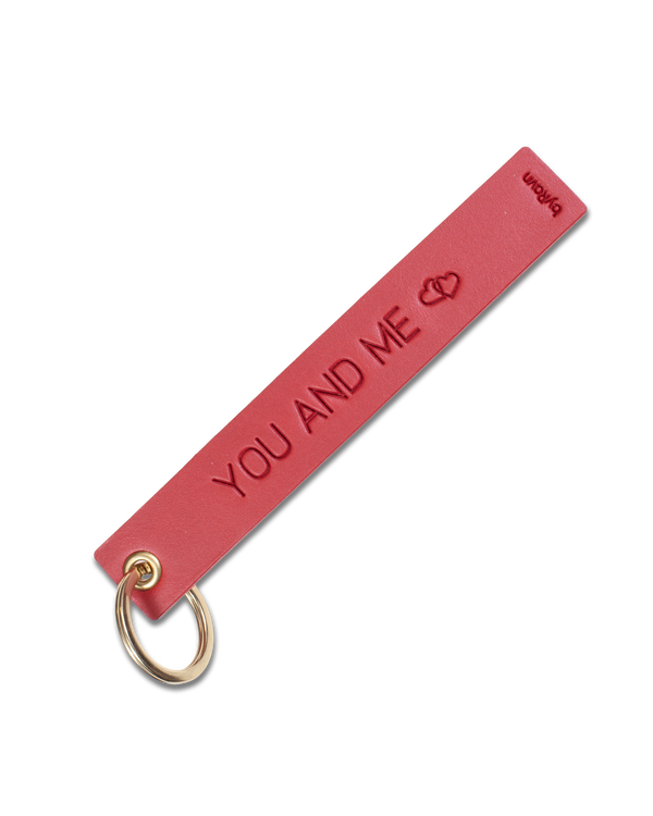 SOLO Large keyring from byRavn in red leather with the engraving "You and me" and two hearts plus gold-coloured ring