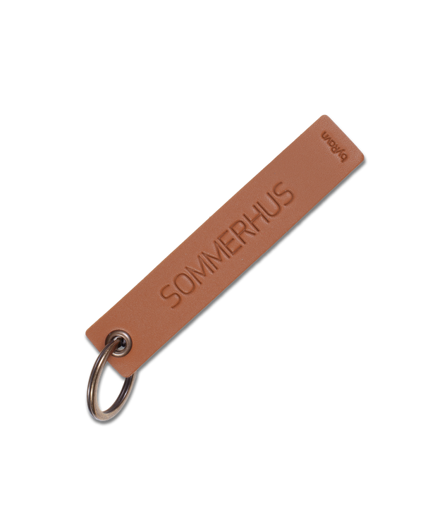 SOLO Medium keyring from byRavn in cognac leather with the engraving "Sommerhus" and steel key ring