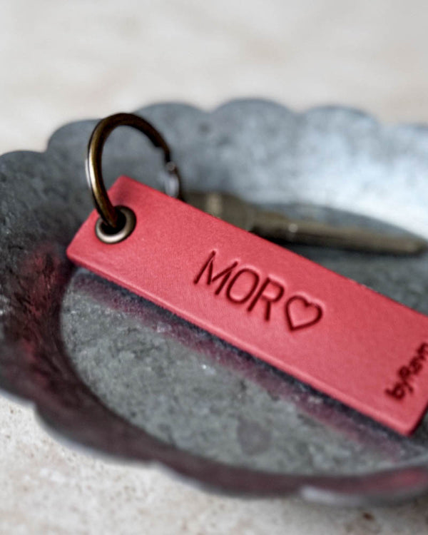 SOLO Small keyring in red leather with the engraving "Mor" ♡, antique brass ring and key in a zinc bowl