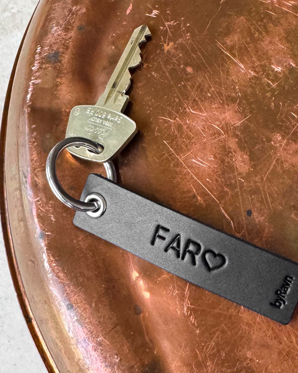 SOLO Small keyring in black leather with the engraving "Far" ♡ and key on a copper tray