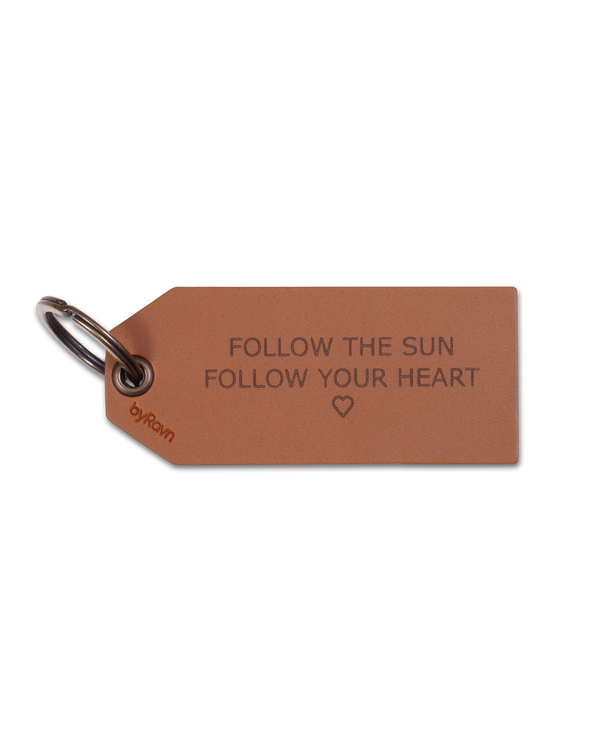 STORM keyring from byRavn in cognac leather shaped like a luggage tag with the engraving "Follow the sun, follow your heart" ♡