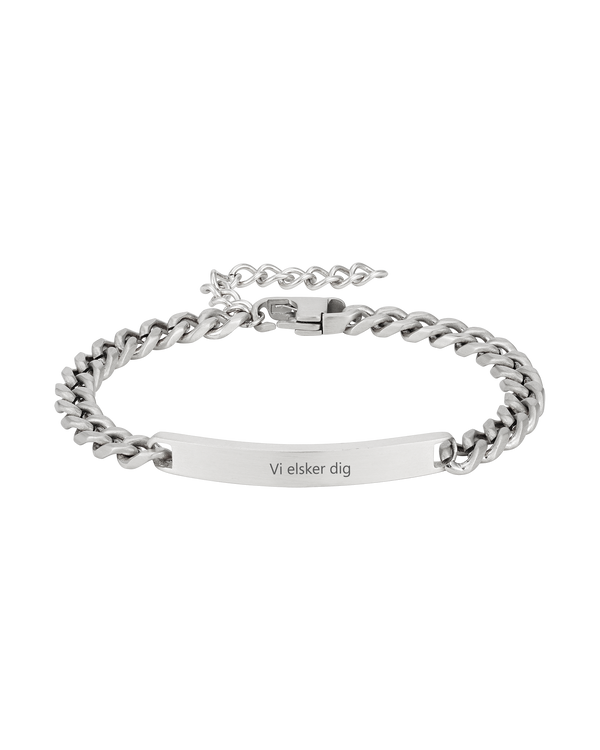 ARA bracelet from byRavn in matte silver-coloured stainless steel, curb chain with plate engraved "Vi elsker dig"