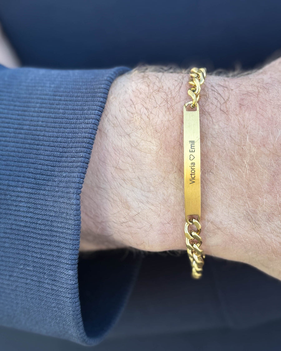 ARA bracelet in brushed gold-plated stainless steel with personalised engraving "Victoria ♡ Emil" on a man's wrist