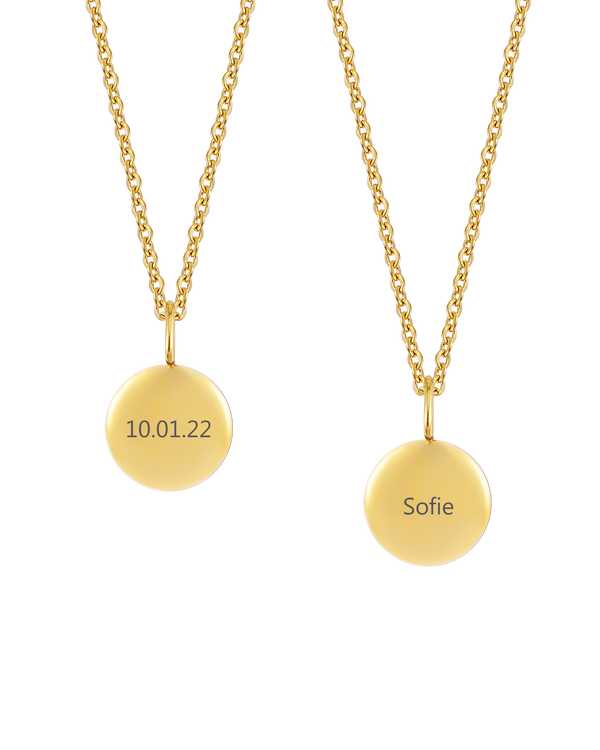 AYA NOTE necklace from byRavn in gold-plated steel, two small round pendants engraved with the date "10.01.22" and the name "Sofie"