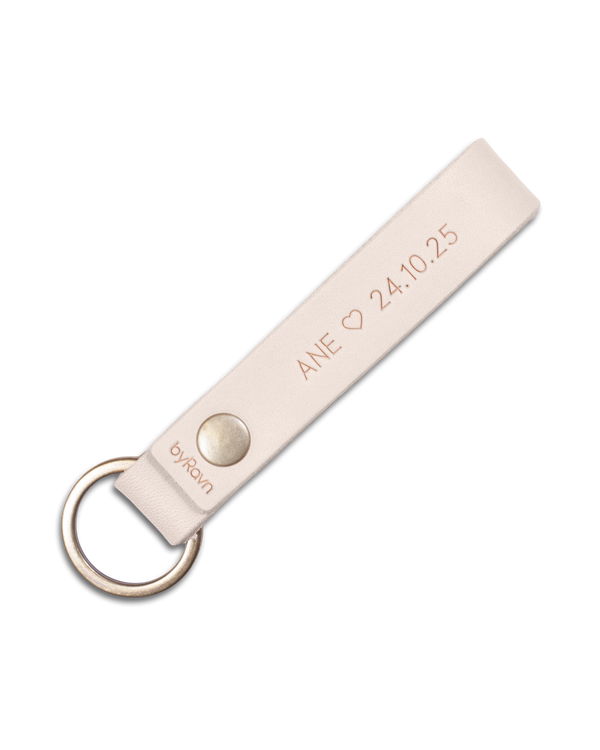 BOND leather keyring from byRavn in natural with steel key ring and the engraving "Ane ♡ 24.10.25"