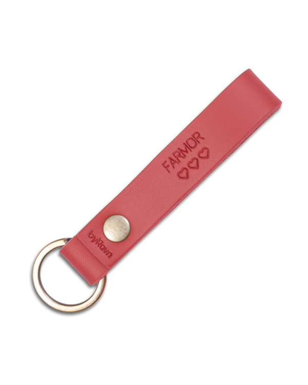 BOND leather keyring from byRavn in red with antique brass key ring and the engraving "Farmor" with three hearts