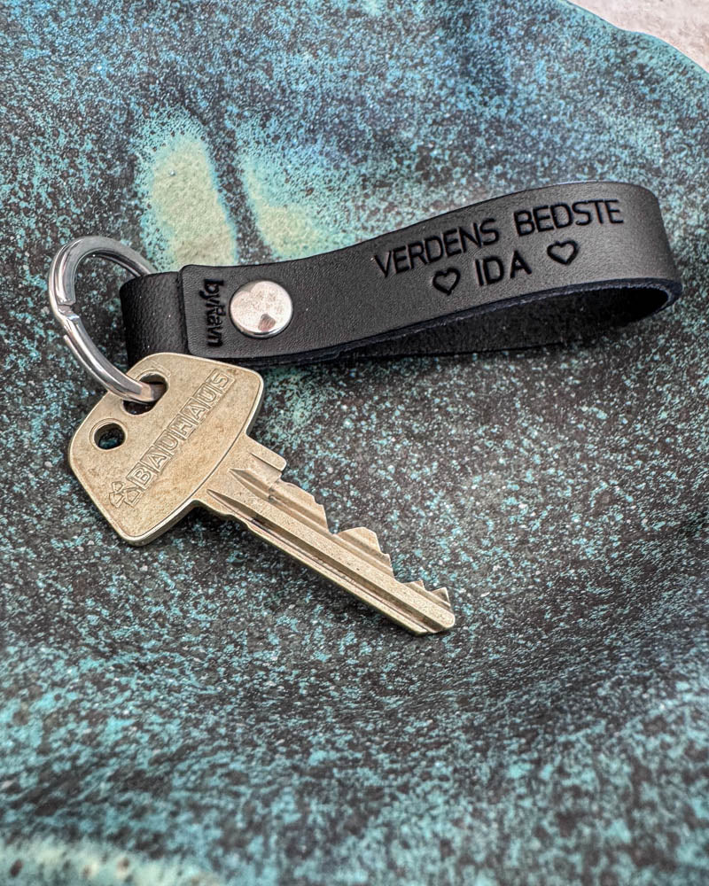 BOND leather keyring in black with the engraving "Verdens bedste Ida" with hearts and key, in a turquoise ceramic bowl