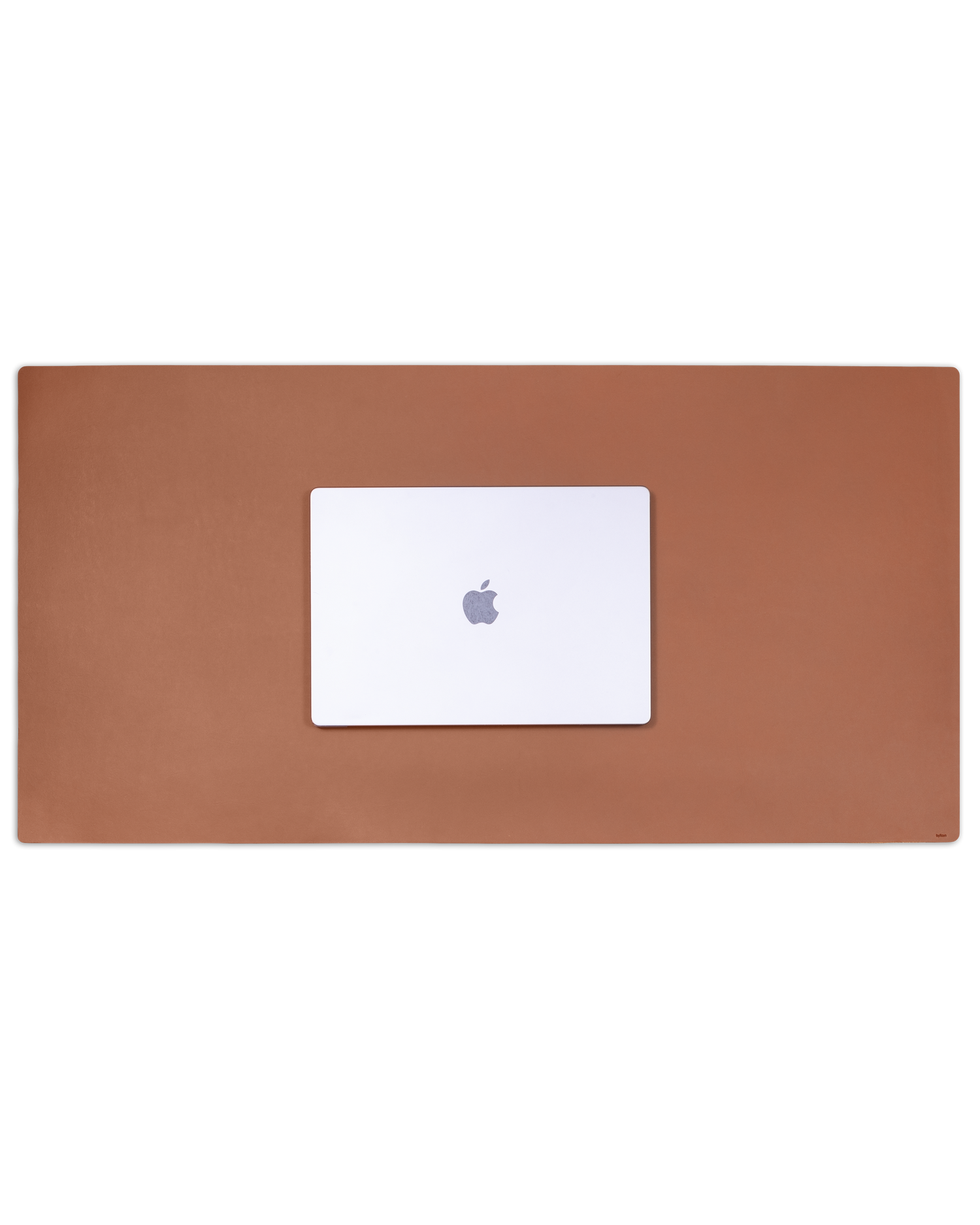 XXL DESK large-format desk pad from byRavn in cognac leather with a laptop