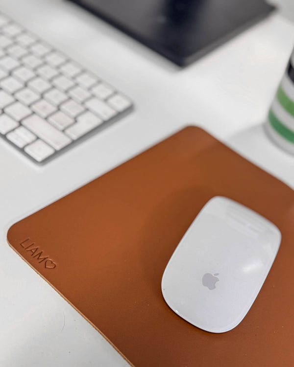 DOS mouse pad in cognac leather with personalised engraving "Liam" ♡ on a desk with keyboard and mouse