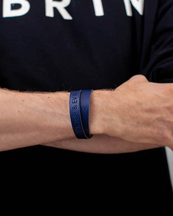 DUO leather bracelet in navy blue with the engraving "Viktor & Eva" ♡ on the wrist, black t-shirt