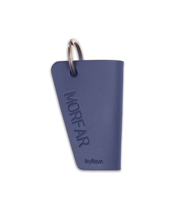 FOLD leather key holder from byRavn in navy blue with steel key ring and the engraving "Morfar"