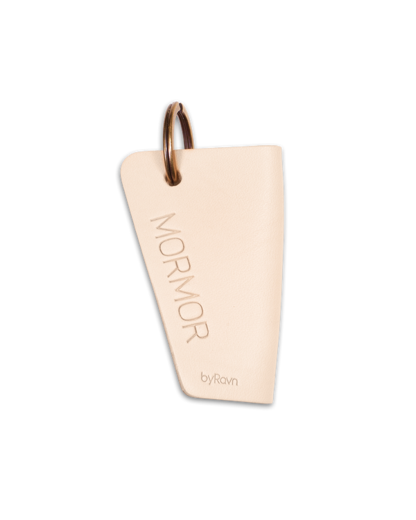 FOLD leather key holder from byRavn in natural with antique brass key ring and the engraving "Mormor"