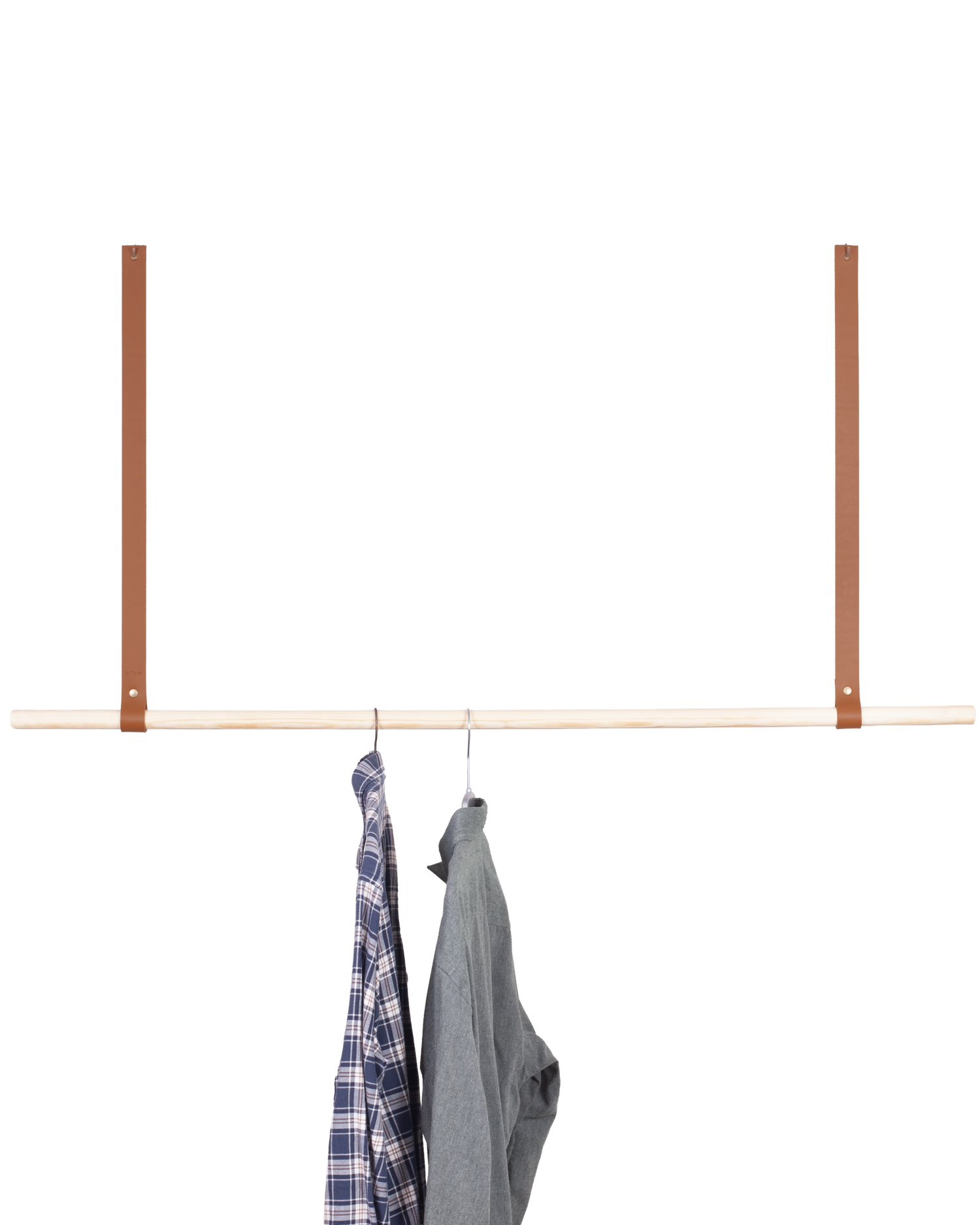 HOLD 15 leather hanging straps from byRavn in cognac with a wooden clothes rail and two shirts on hangers