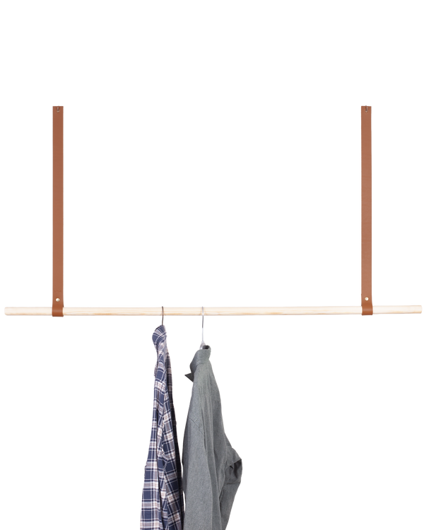 HOLD 15 leather hanging straps from byRavn in cognac with a wooden clothes rail and two shirts on hangers