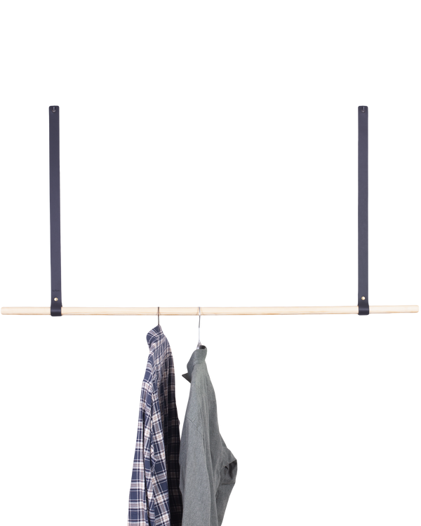 HOLD 15 leather hanging straps from byRavn in black with a wooden clothes rail and two shirts on hangers