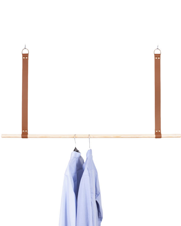 HOLD 30 leather hanging straps from byRavn in cognac with D-ring, wooden clothes rail and light blue shirts