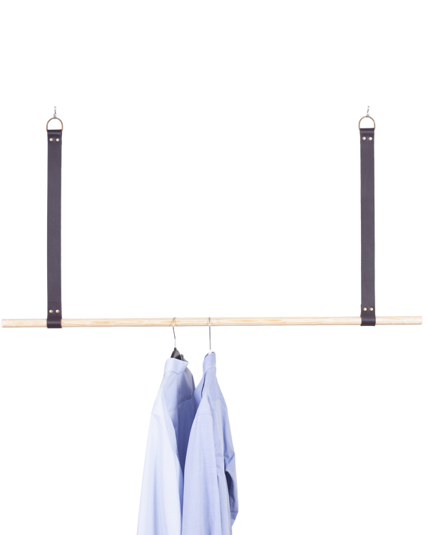 HOLD 30 leather hanging straps from byRavn in dark brown with D-ring, wooden clothes rail and light blue shirts