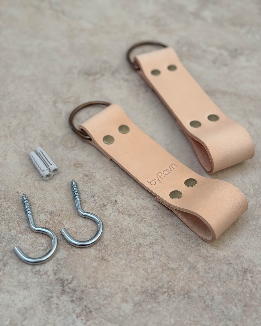 HOLD 30 leather hanging straps, shown here in natural, with D-rings, brass rivets, screw hooks and wall plugs
