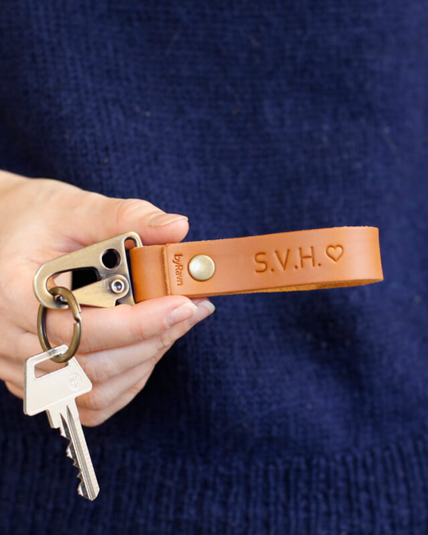 HOOK leather keyring in cognac held in hand with key and the initials "S.V.H." ♡ engraved