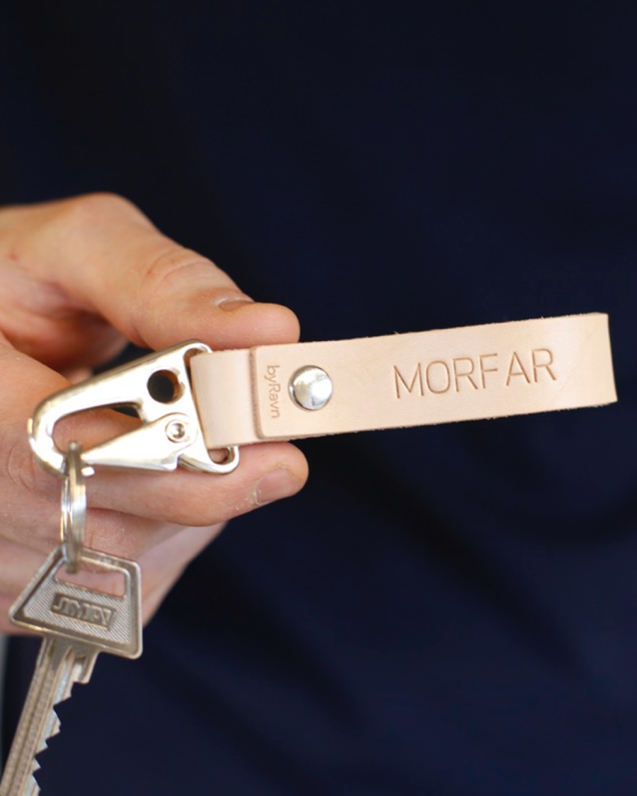 HOOK leather keyring in natural with steel carabiner and the engraving "Morfar", held in hand with key