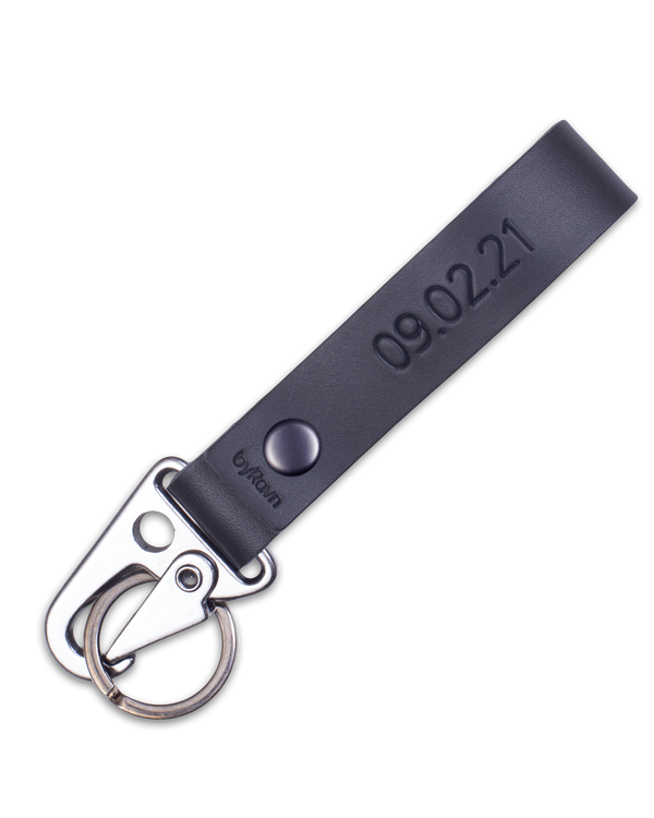 HOOK leather keyring from byRavn in black with steel carabiner and the date "09.02.21" engraved