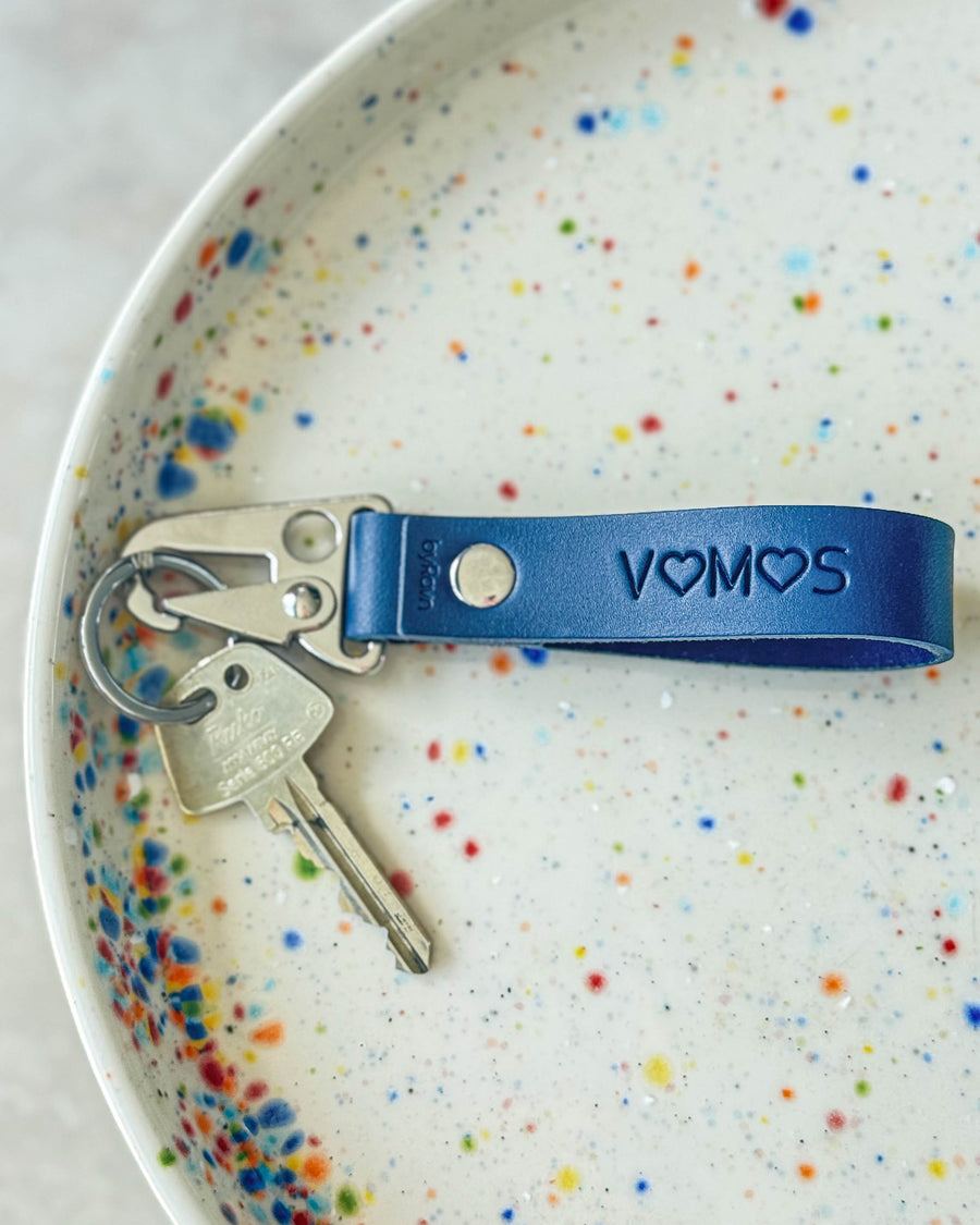 HOOK leather keyring in navy blue with the engraving "V♡M♡S" and key in a dotted ceramic bowl