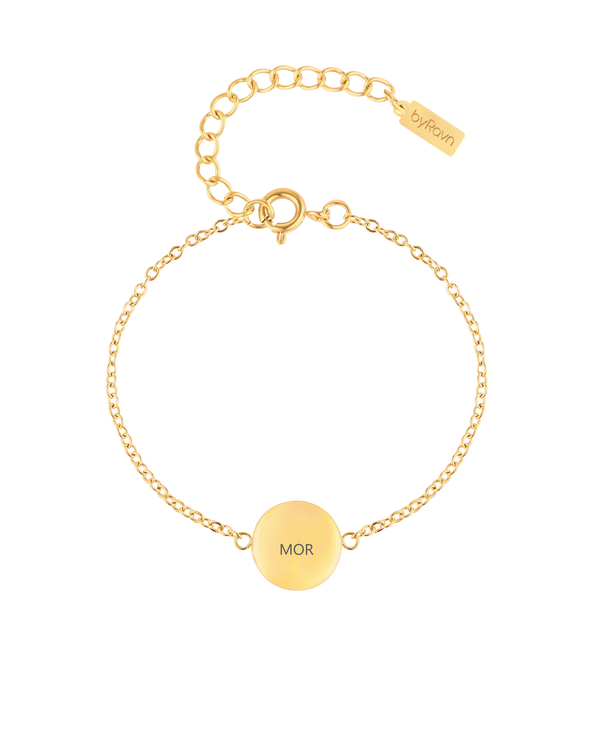 IBI NOTE bracelet from byRavn in gold-plated stainless steel with round disc and the engraving "Mor"