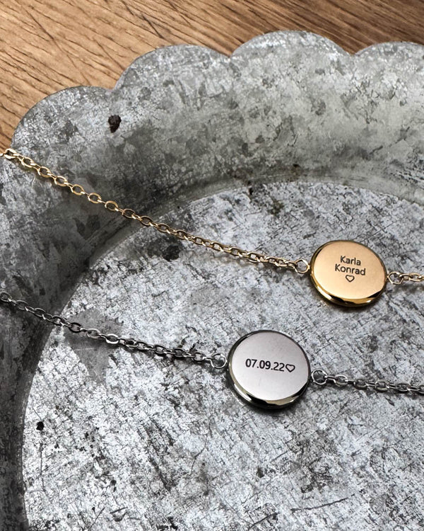 IBI QUOTE bracelet in silver-coloured stainless steel with the date "07.09.22" ♡ engraved, next to gold-plated version with "Karla Konrad"