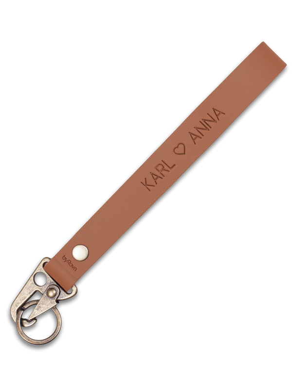 IRON leather keyring from byRavn in cognac with long strap, antique brass carabiner and the engraving "Karl ♡ Anna"