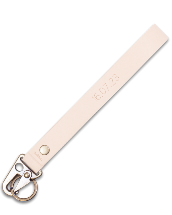IRON leather keyring from byRavn in natural with long strap, antique brass carabiner and the date "16.07.23" engraved