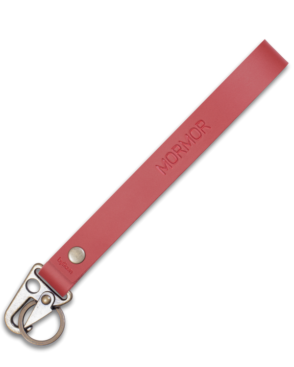 IRON leather keyring from byRavn in red with long strap, antique brass carabiner and the engraving "Mormor"