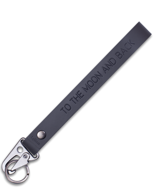 IRON leather keyring from byRavn in black with long strap, black carabiner and the engraving "To the moon and back"