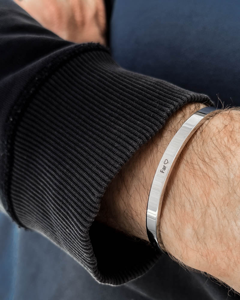 MARS bracelet in silver-coloured stainless steel with the engraving "Far" ♡ on the wrist, black sweatshirt