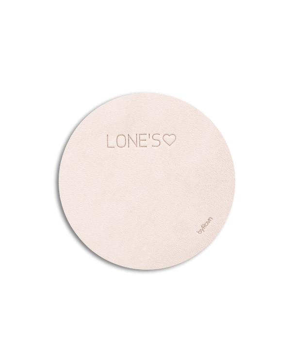 MOKKA round leather coaster from byRavn in natural with personalised engraving "Lone's" ♡