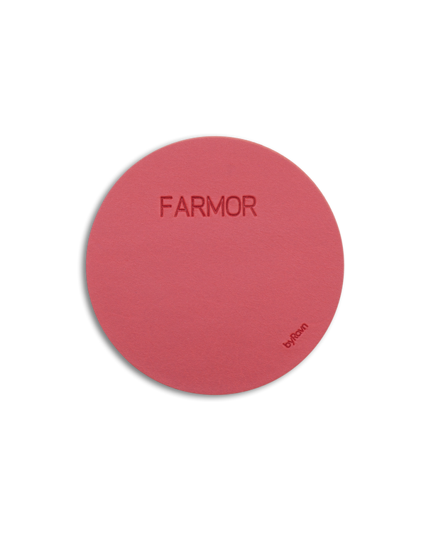 MOKKA round leather coaster from byRavn in red with the engraving "Farmor"