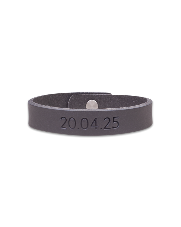 MONO leather bracelet from byRavn in black full-grain leather with the date "20.04.25" engraved and steel press stud