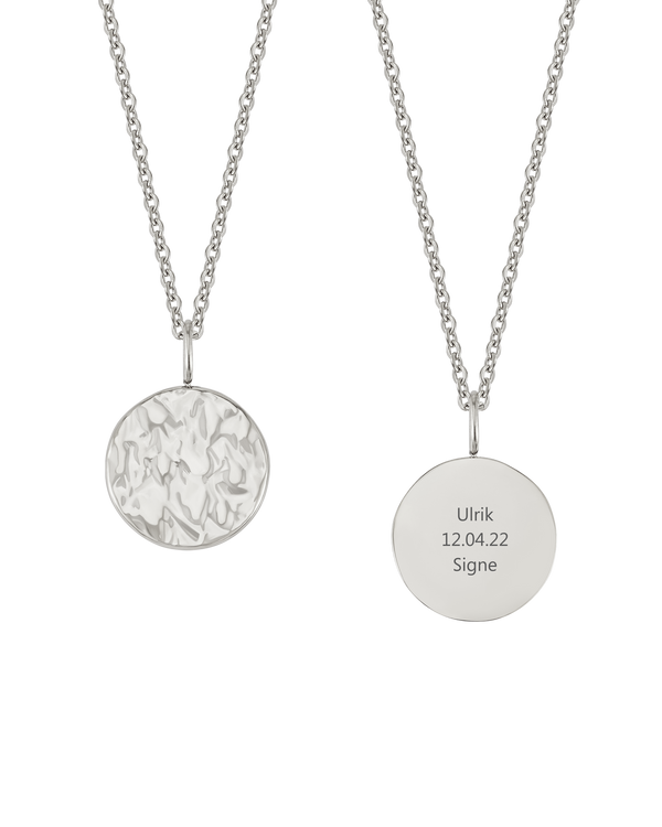 MOON QUOTE necklace from byRavn in silver-coloured stainless steel, round coin with hammered front and "Ulrik 12.04.22 Signe" on back