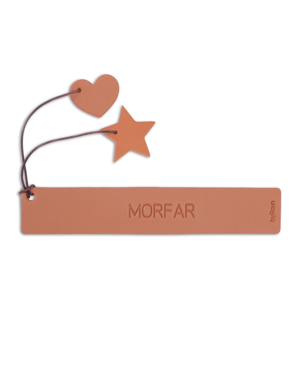 PAGE bookmark from byRavn in cognac leather with the engraving "Morfar" and leather heart and star on a cord
